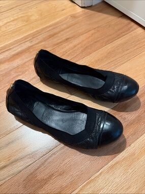 Tory Burch Black Quilted Leather Ballet Flats with Gold Logo Heel